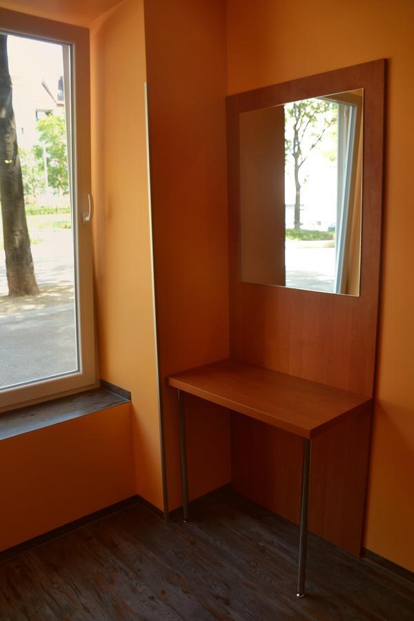Do Step Inn Central - Self-Service-Hostel Vienna Exterior photo